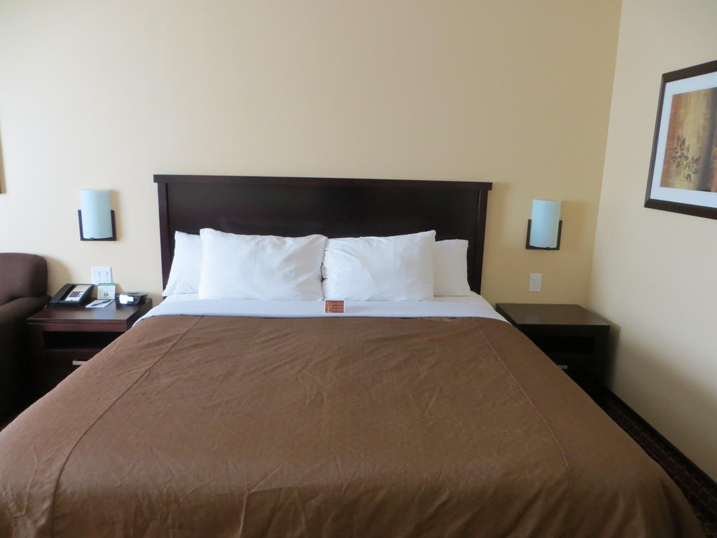 Poplar Tree Inn Stoughton الغرفة الصورة