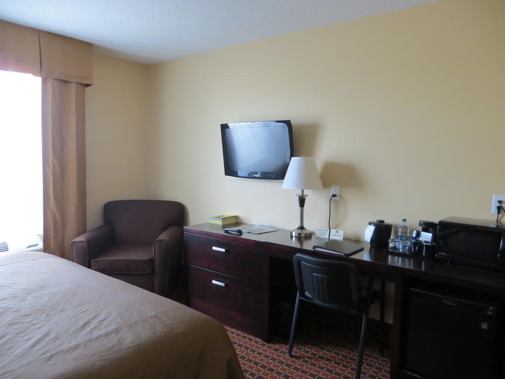 Poplar Tree Inn Stoughton المظهر الخارجي الصورة