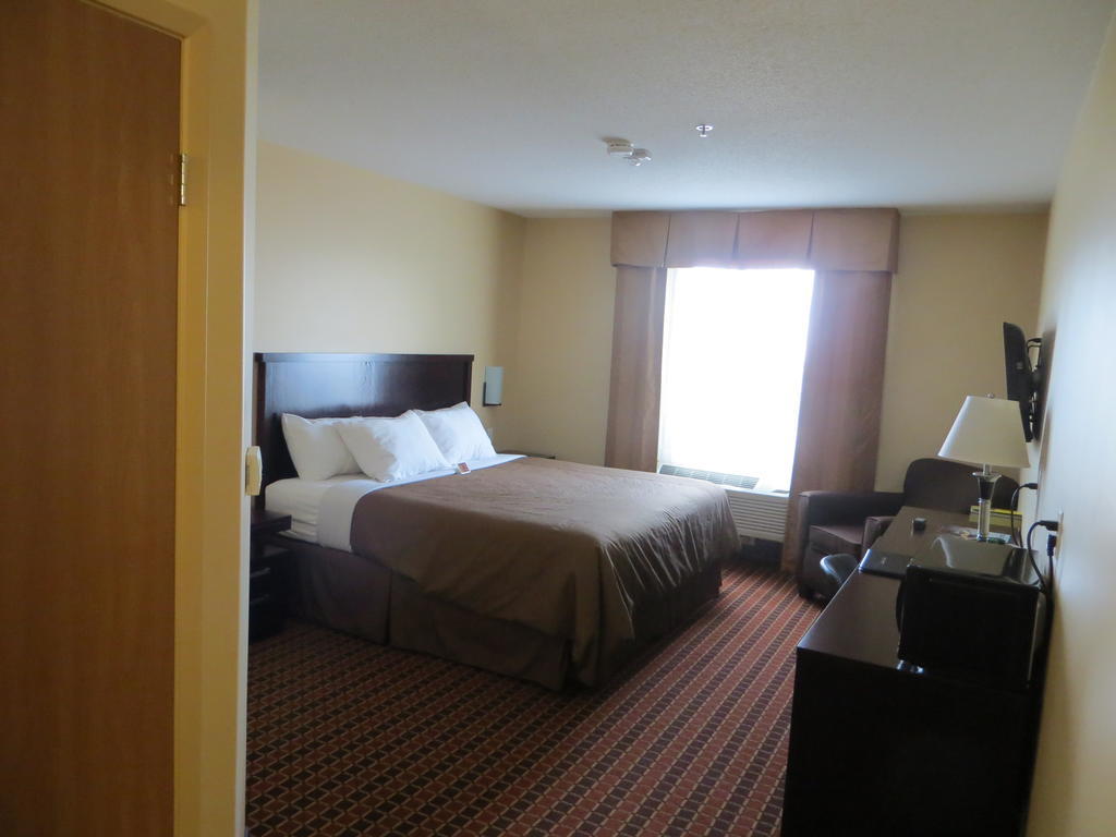 Poplar Tree Inn Stoughton الغرفة الصورة