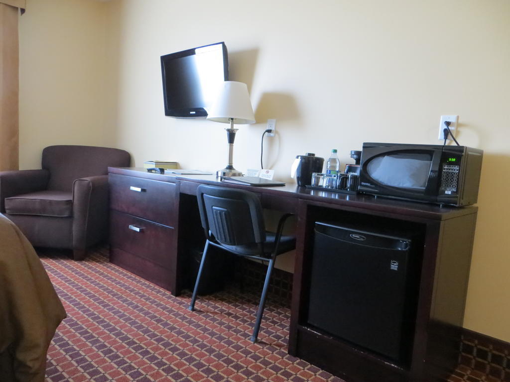 Poplar Tree Inn Stoughton الغرفة الصورة